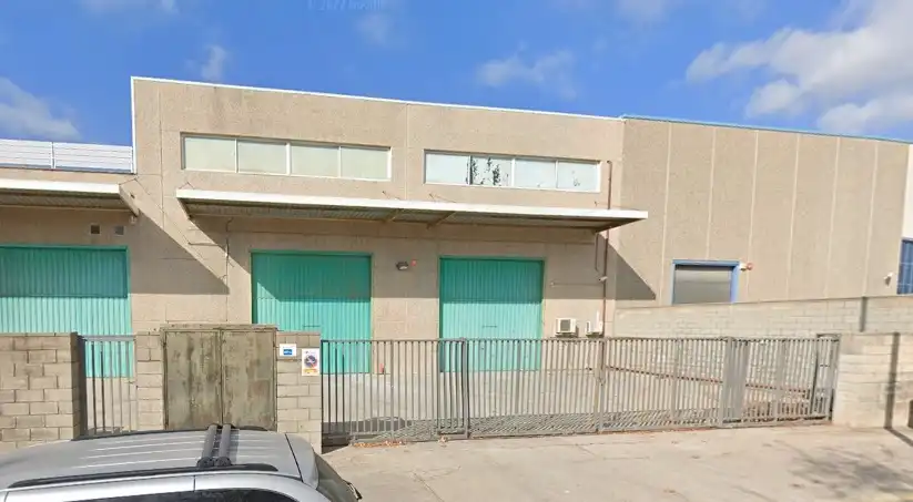 Vista exterior de Nave industrial de alquiler en El Prat de Llobregat con Alarma