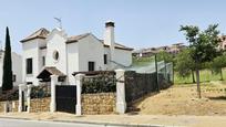 Vista exterior de Casa o xalet en venda en Estepona amb Jardí privat i Terrassa