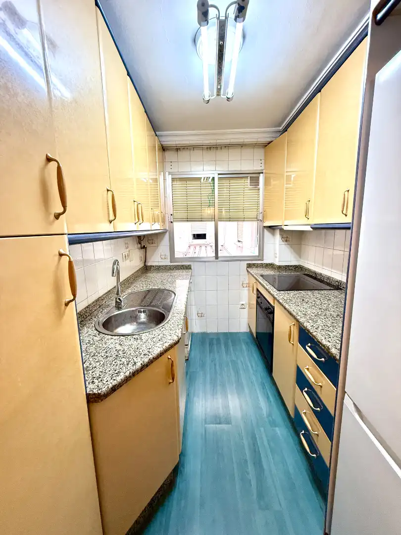 Küche von Wohnung zum Verkauf in San Juan de Aznalfarache mit Klimaanlage und Ofen