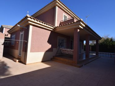 Xalet amb piscina en venda a La Alcayna