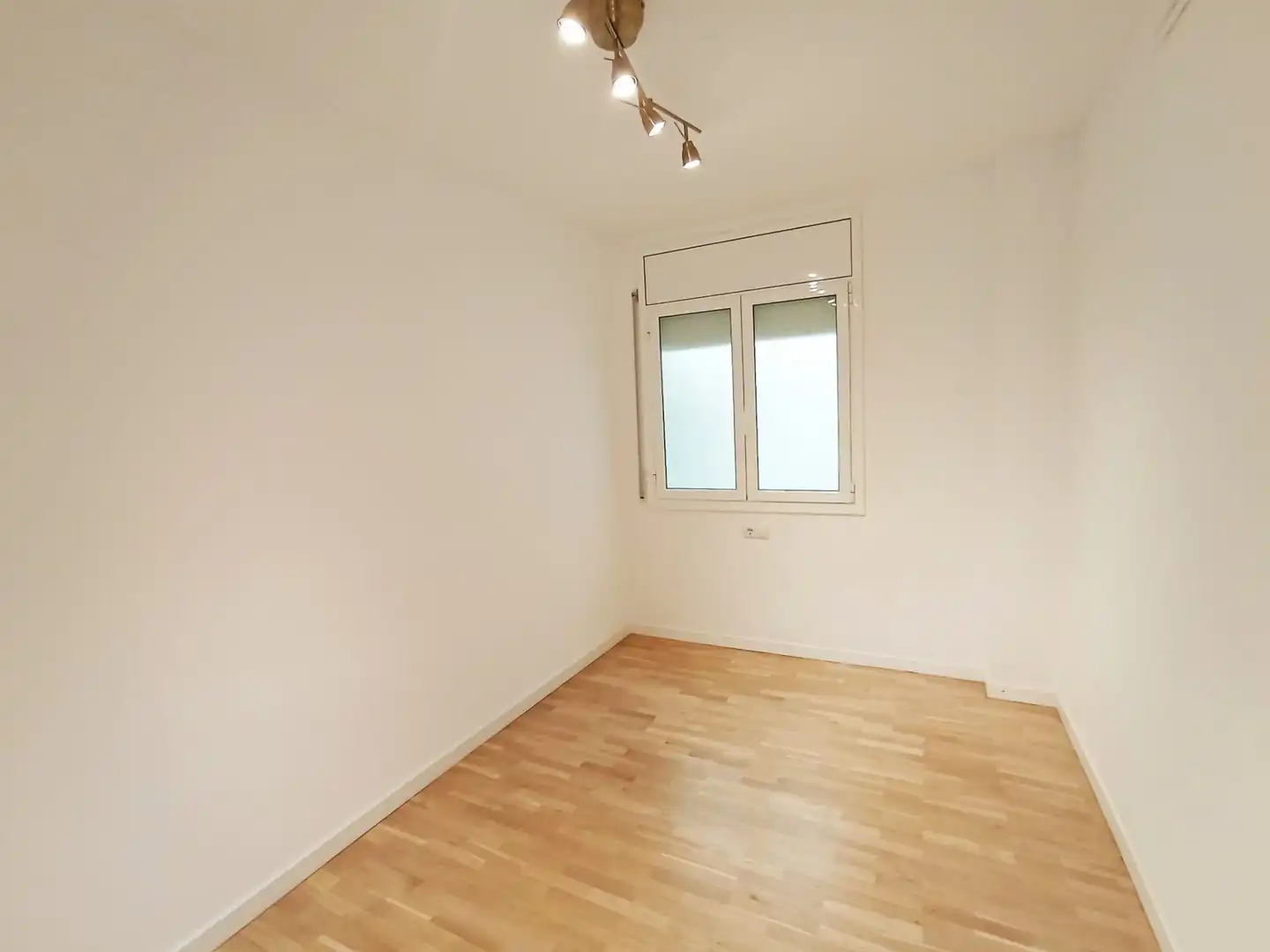 Dormitori de Pis de lloguer en Terrassa amb Aire condicionat i Calefacció
