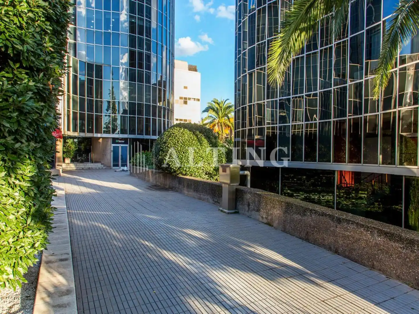 Vista exterior de Garatge en venda en Barcelona