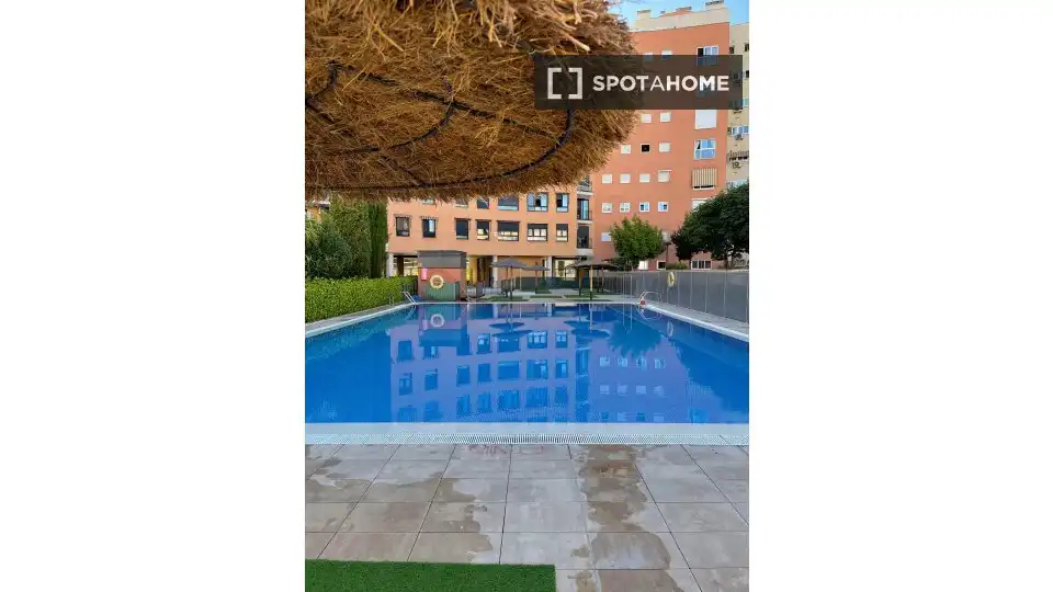Piscina de Piso para compartir en Madrid con Aire acondicionado, Calefacción y Terraza