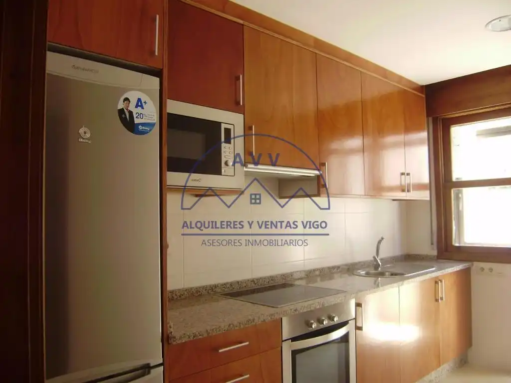 Cocina de Piso de alquiler en Vigo  con Parquet