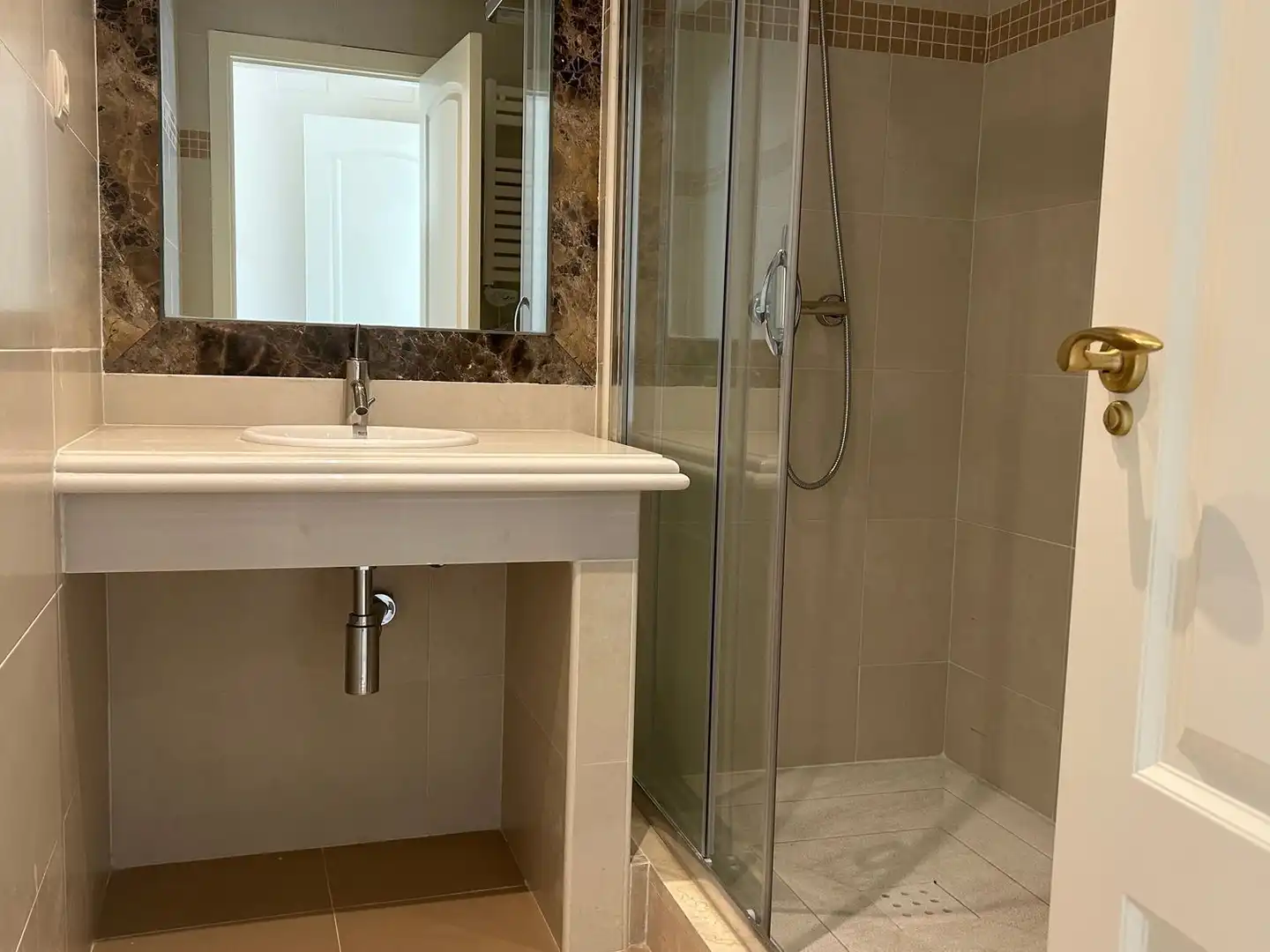 Baño de Casa adosada de alquiler en Estepona con Aire acondicionado, Trastero y Piscina