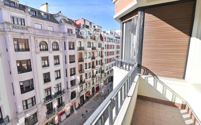 Vista exterior de Pis en venda en Bilbao  amb Calefacció, Traster i Balcó