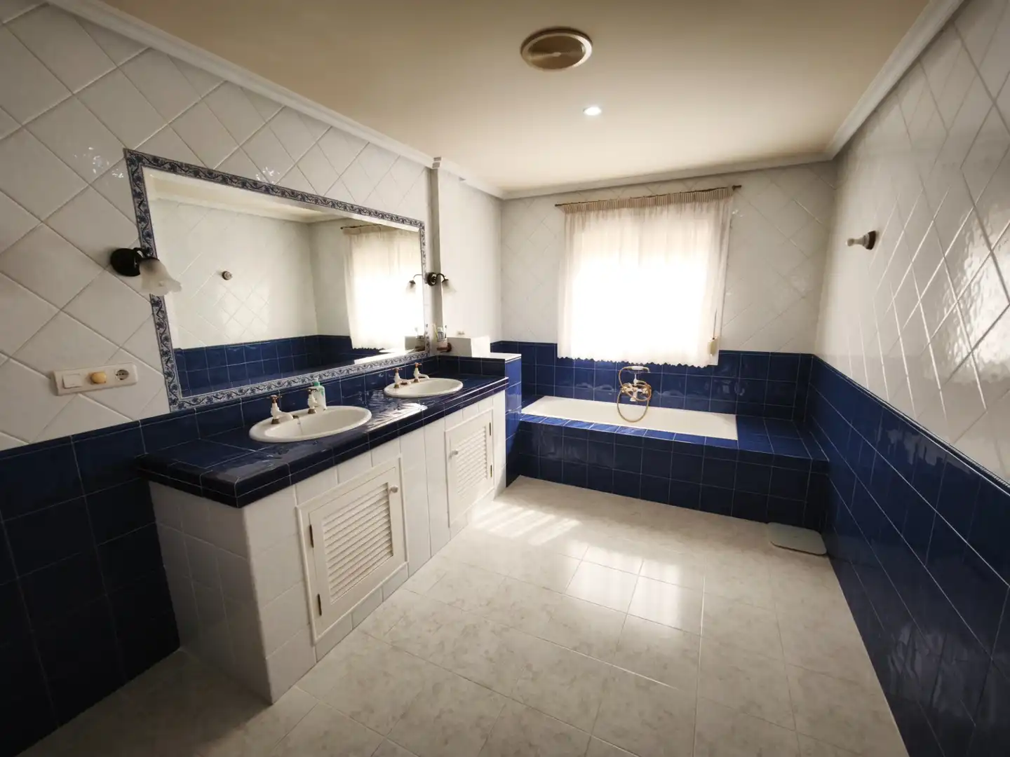 Bathroom of Flat for sale in Petrer  with Parquet flooring, Furnished and Oven