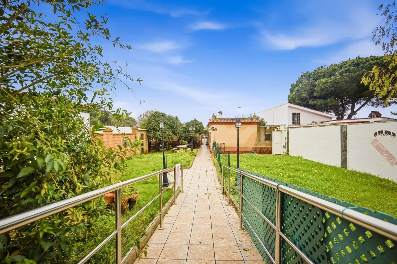 Vista exterior de Casa o xalet en venda en Chiclana de la Frontera amb Aire condicionat, Jardí privat i Terrassa
