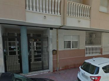 Bajo con piscina en venta en Calle la Loma 50