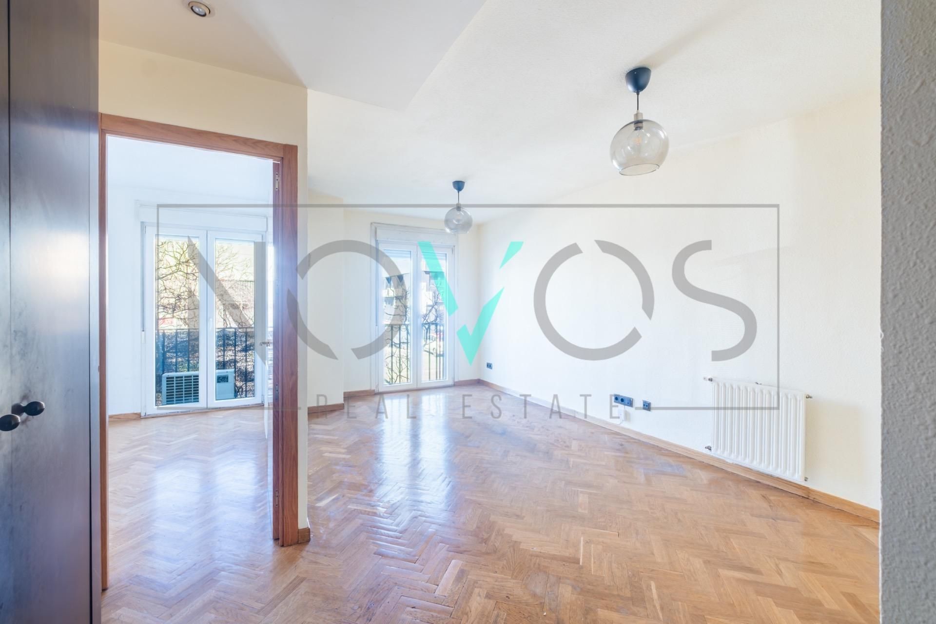 Living room of Flat for sale in  Madrid Capital  with Air Conditioner, Heating and Parquet flooring