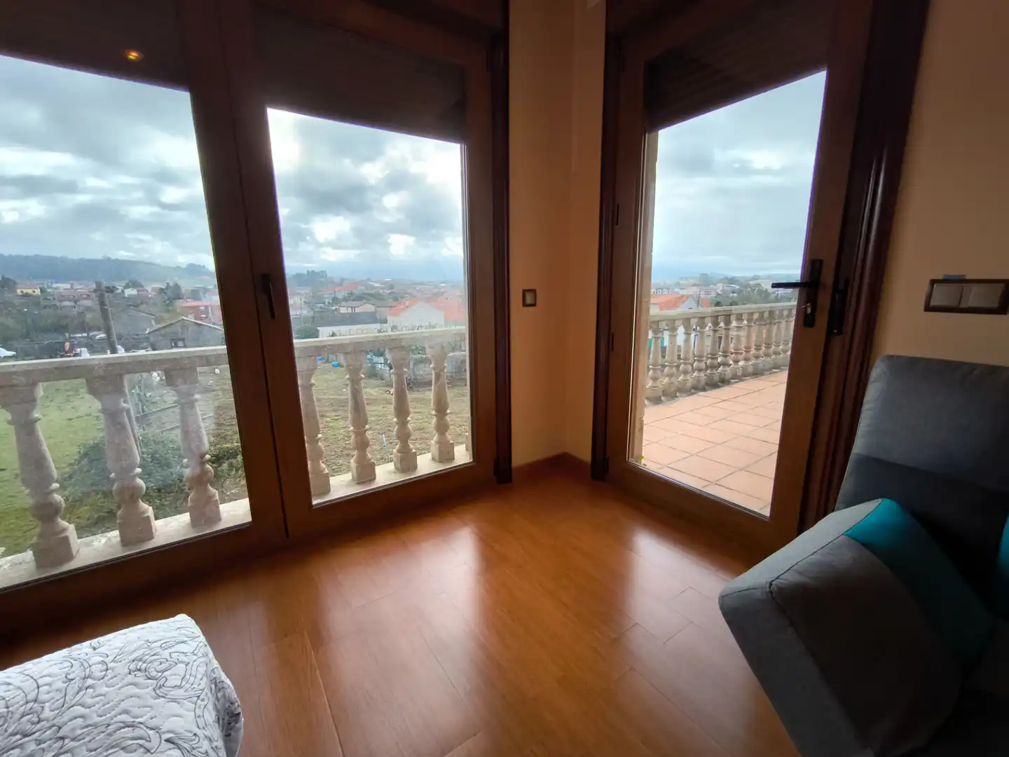 Sala d'estar de Casa o xalet en venda en Cambados amb Calefacció, Jardí privat i Parquet