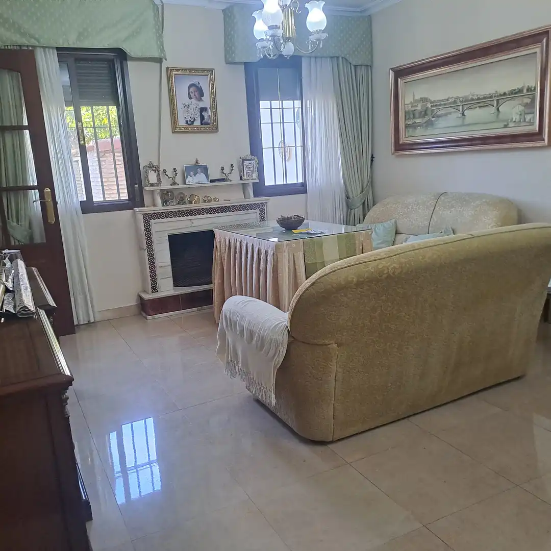 Sala d'estar de Casa adosada en venda en Dos Hermanas amb Aire condicionat, Traster i Piscina comunitària