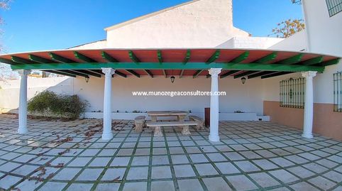 Este casa rústica se encuentra en Paraje Doña Elvira, en la zona de Las Burguitas de Lucena y dispone de 224 metros construidos en