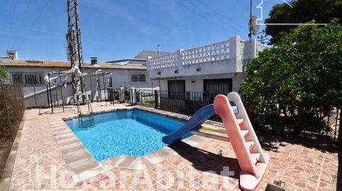 GRAN CHALET CON 4 DORMITORIOS, GARAJE Y PISCINA