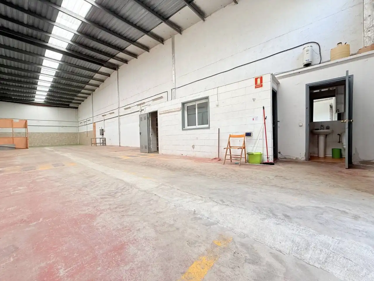 Vista exterior de Nave industrial de alquiler en Riells i Viabrea