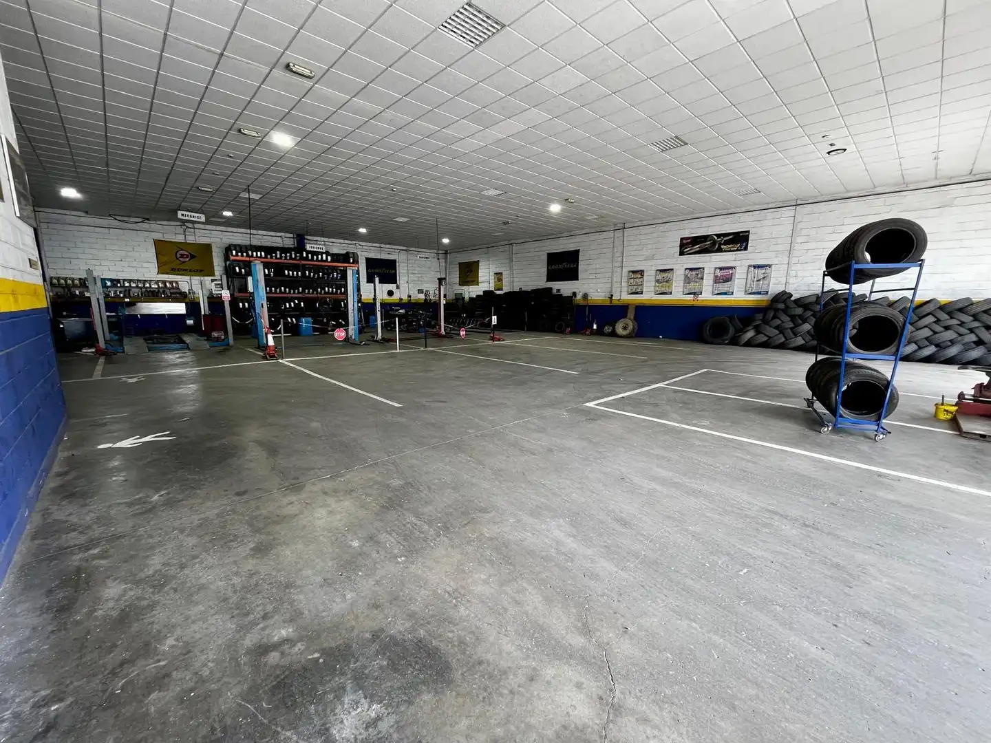 Parkplatz von Fabrikhallen zum Verkauf in Badajoz