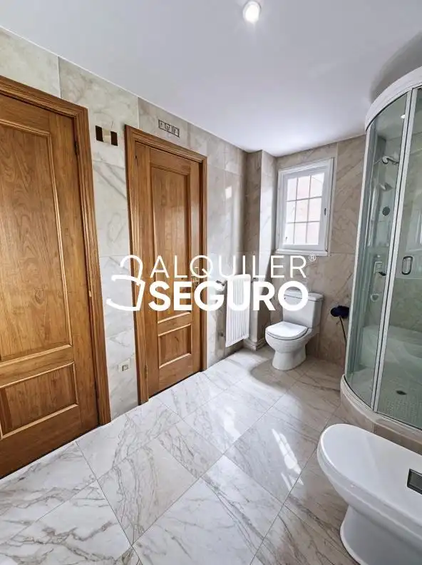 Bathroom of Houses for rent in Madrid  with Heating, Terrace and Storage room
