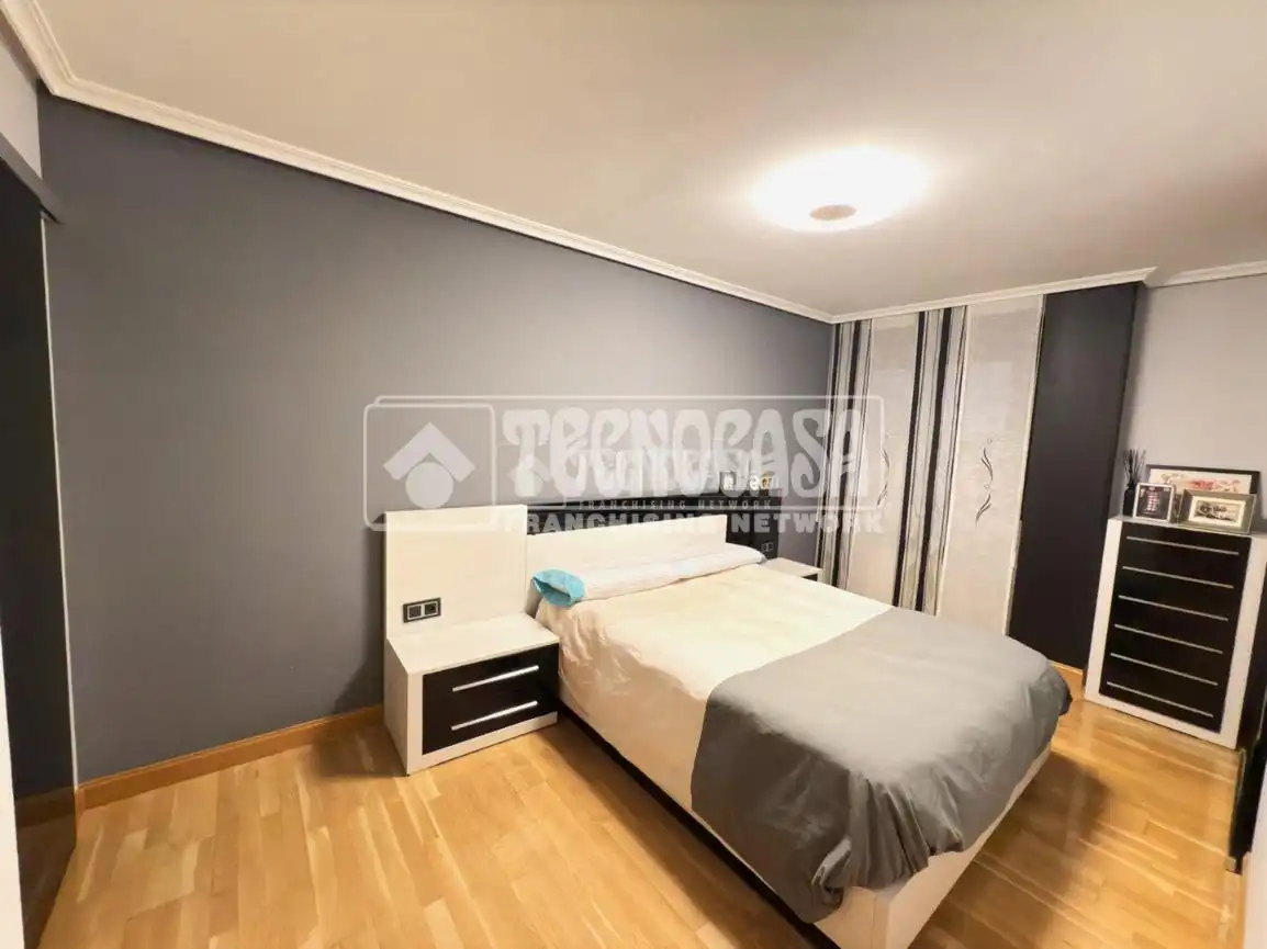 Schlafzimmer von Wohnung zum Verkauf in Cuenca mit Klimaanlage und Parkett