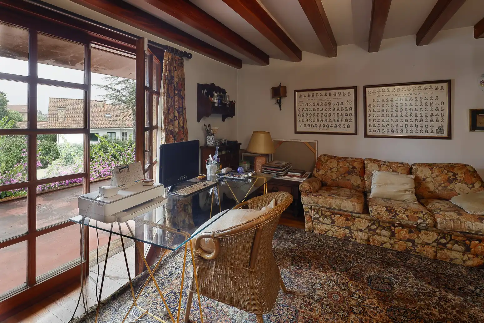 Sala d'estar de Casa o xalet en venda en Gijón  amb Calefacció, Jardí privat i Parquet