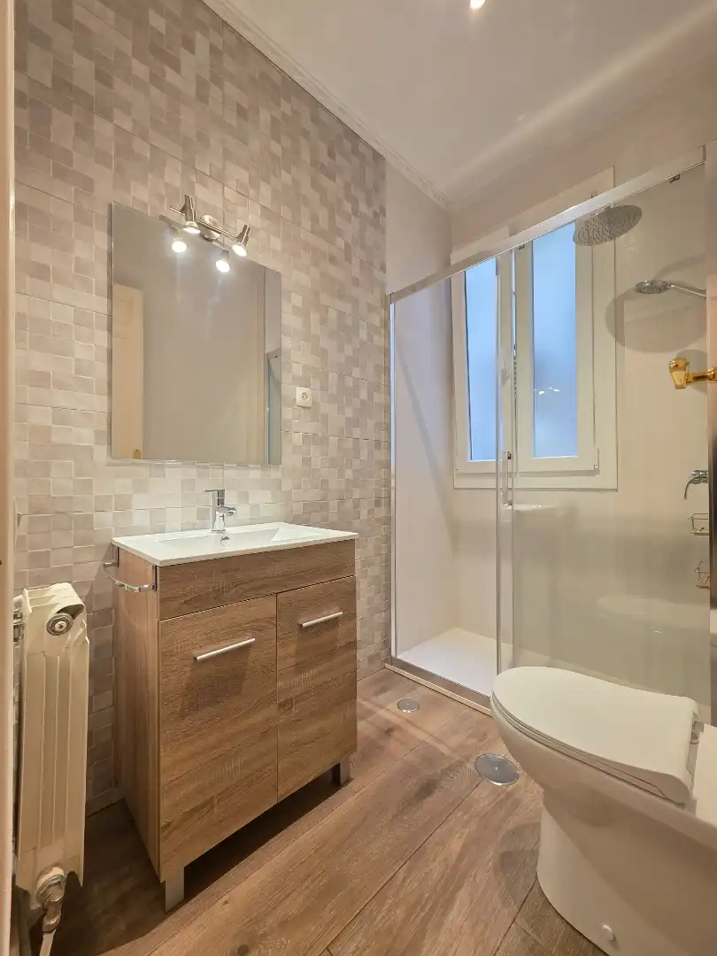 Badezimmer von Wohnung zur Miete in Madrid mit Heizung, Parkett und Balkon