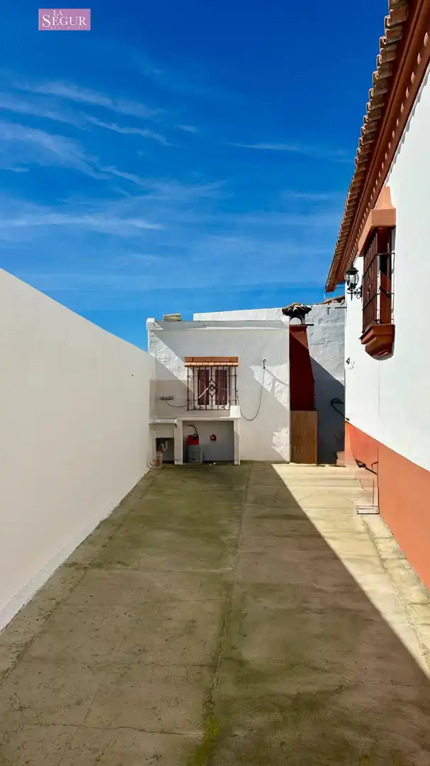 Vista exterior de Casa o xalet en venda en Conil de la Frontera amb Jardí privat, Terrassa i Piscina