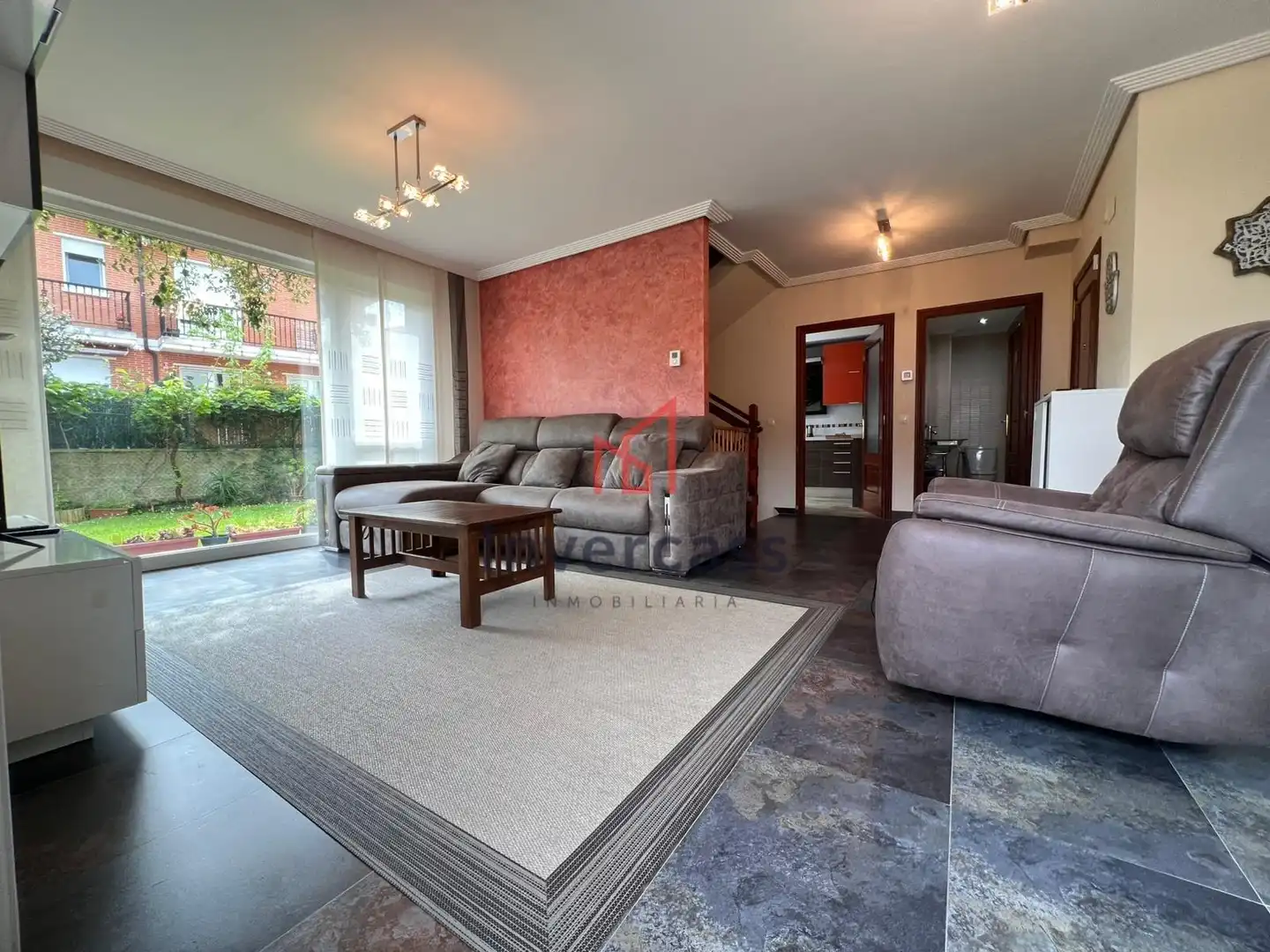 Sala de estar de Casa adosada en venta en Castro-Urdiales con Calefacción, Jardín privado y Terraza