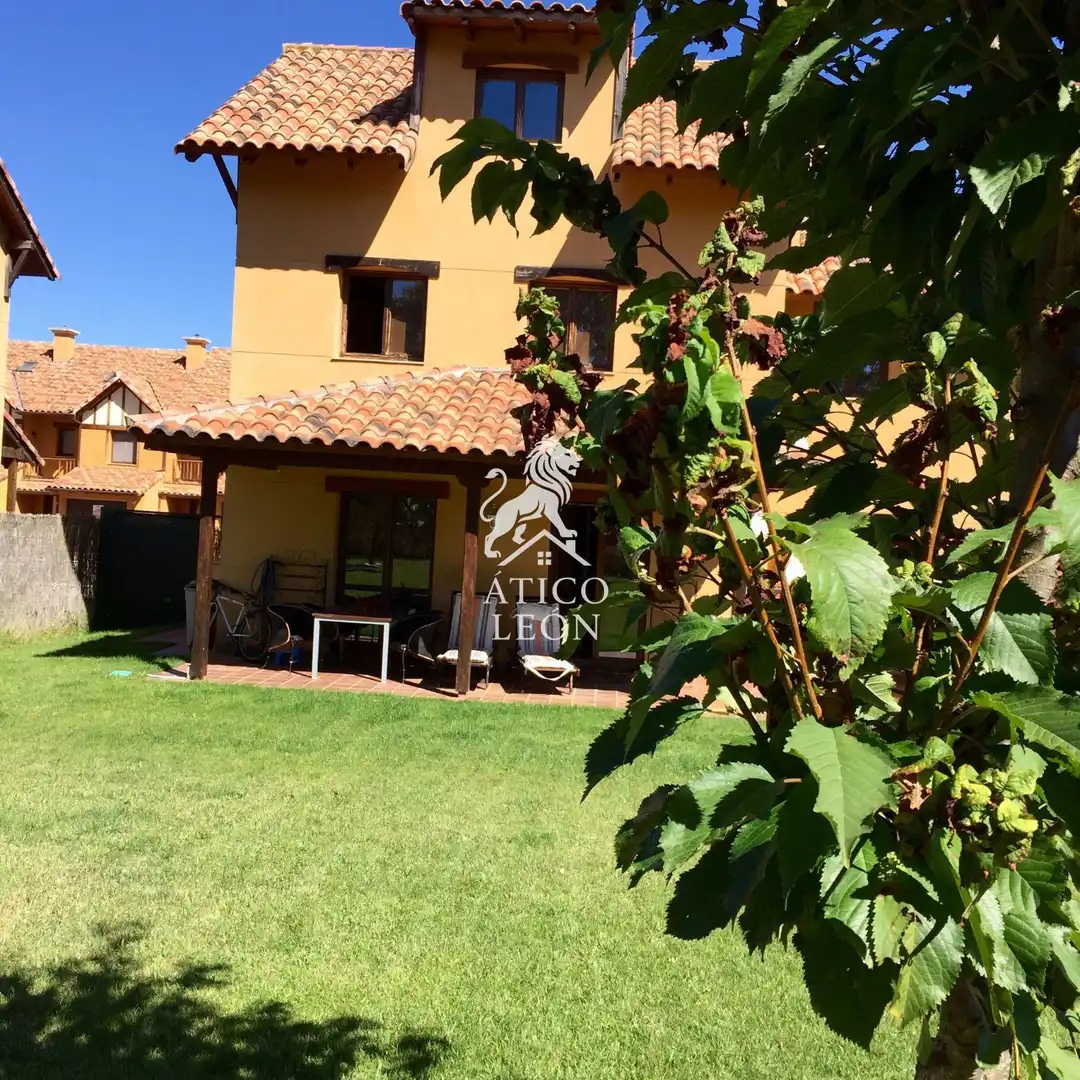 Garten von Einfamilien-Reihenhaus zum Verkauf in Valverde de la Virgen mit Heizung, Privatgarten und Abstellraum
