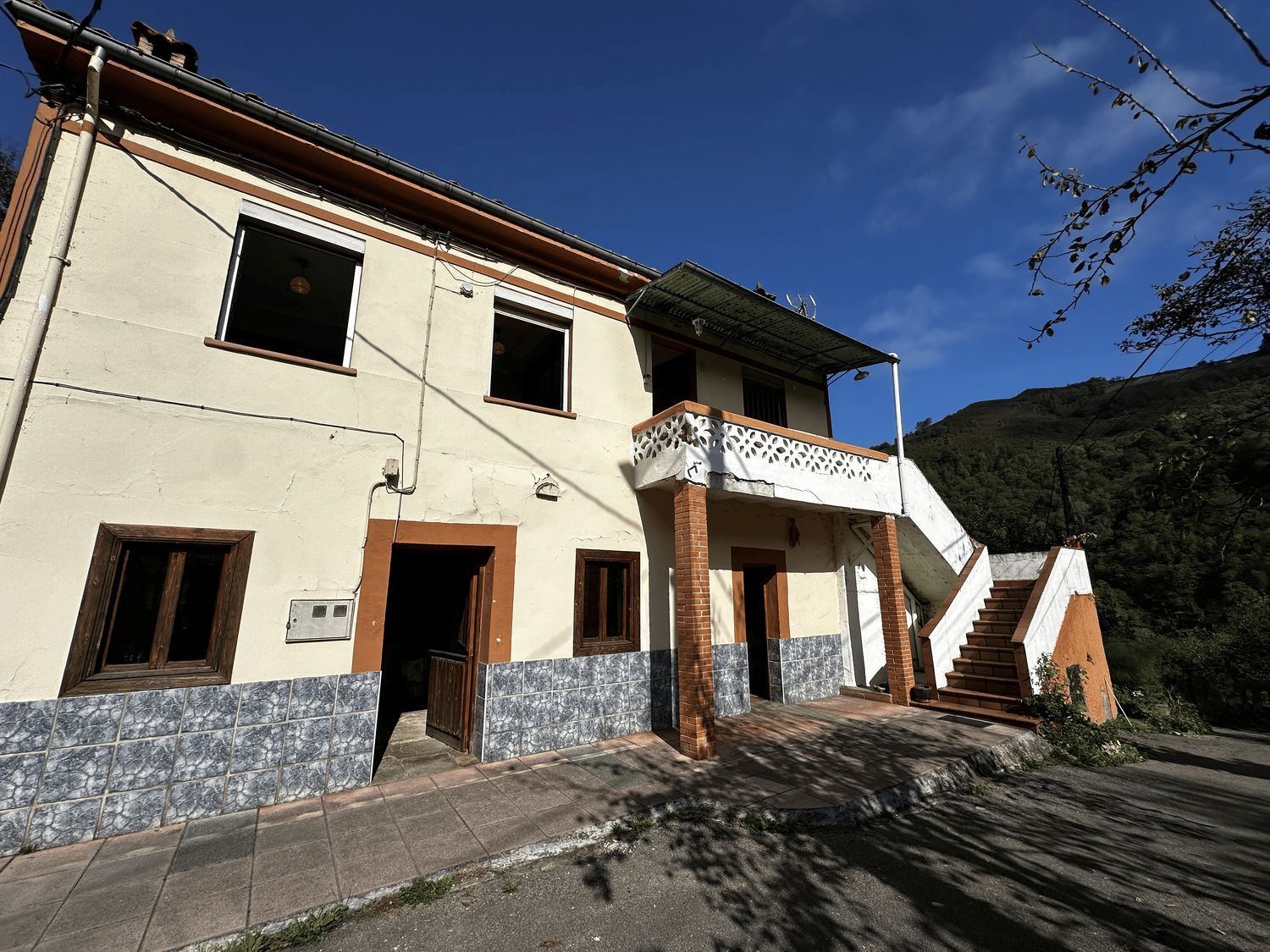 Exterior view of House or chalet for sale in San Martín del Rey Aurelio  with Heating, Terrace and Storage room