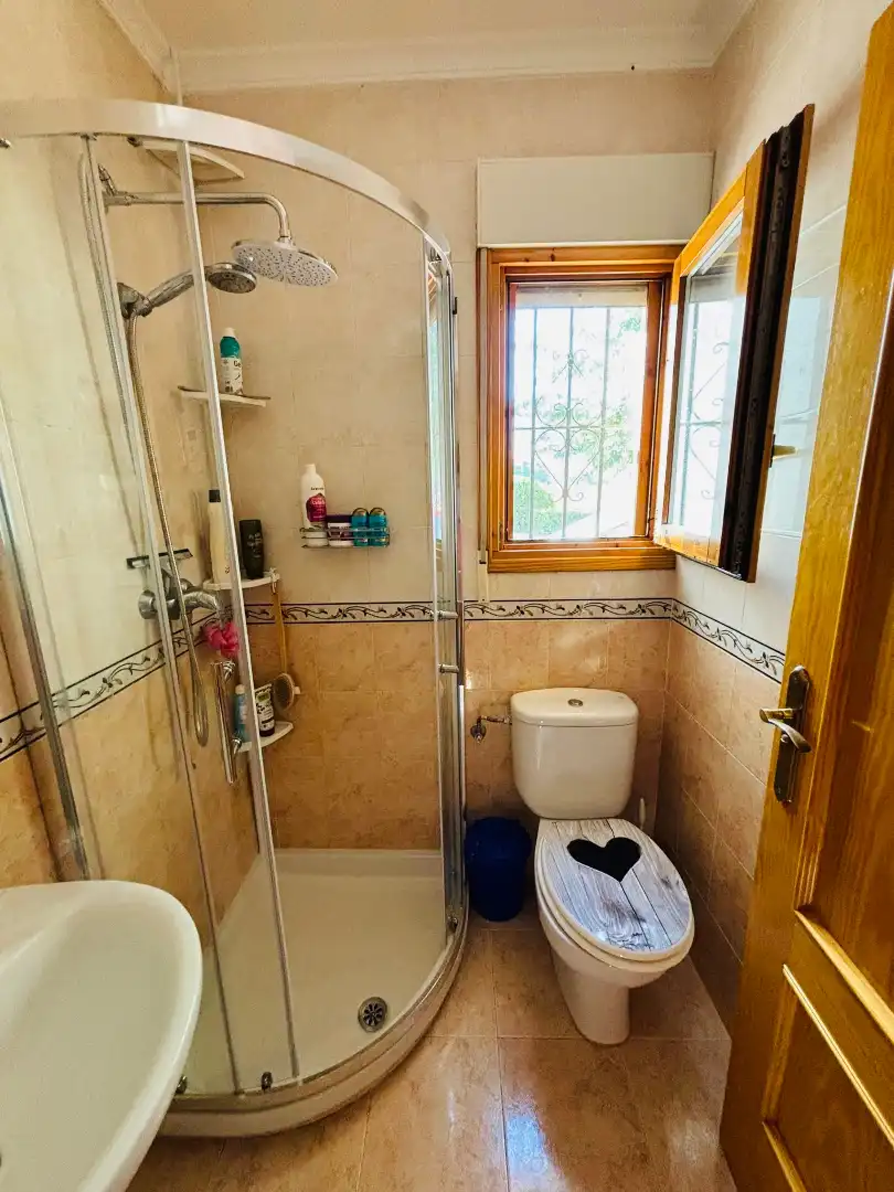 Badezimmer von Erdgeschoss zum Verkauf in Dénia mit Klimaanlage, Heizung und Terrasse
