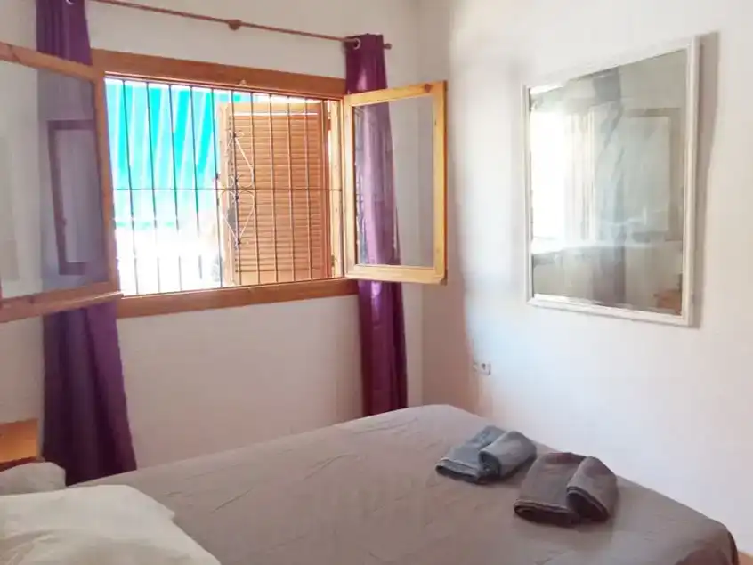 Schlafzimmer von Wohnung zur Miete in Torrevieja mit Klimaanlage und Schwimmbad