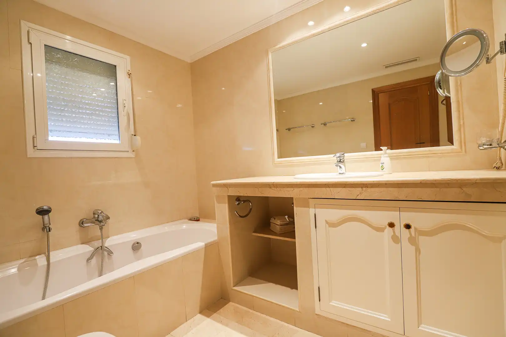Baño de Casa o chalet de alquiler en Benahavís con Aire acondicionado, Calefacción y Terraza