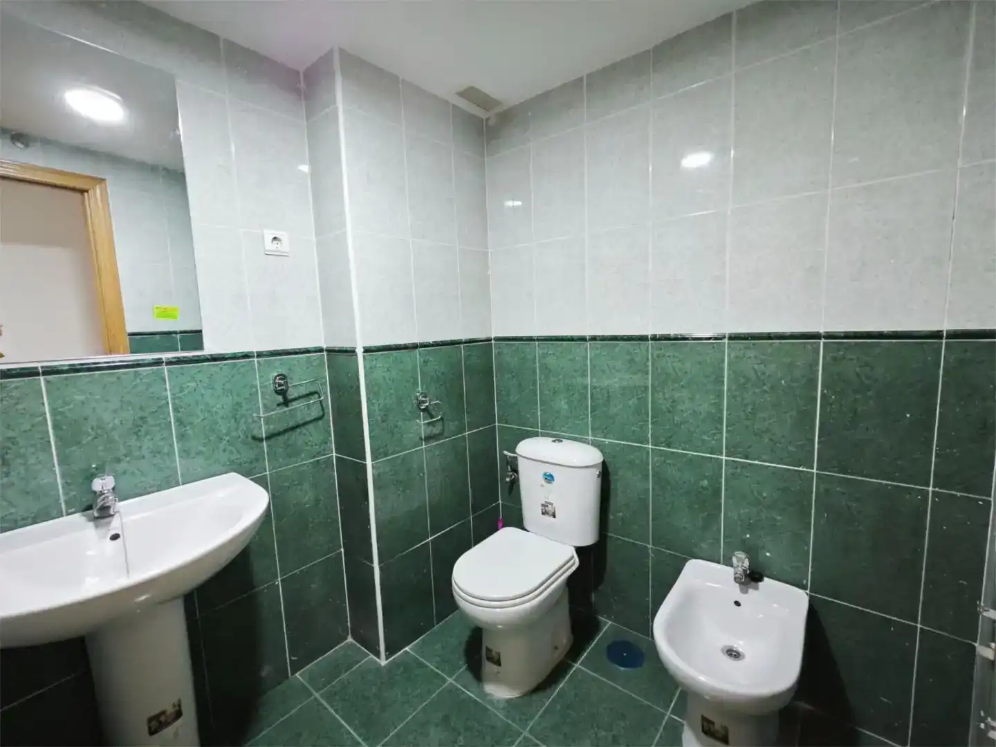 Bathroom of Flat for share in León Capital   with Storage room and Furnished