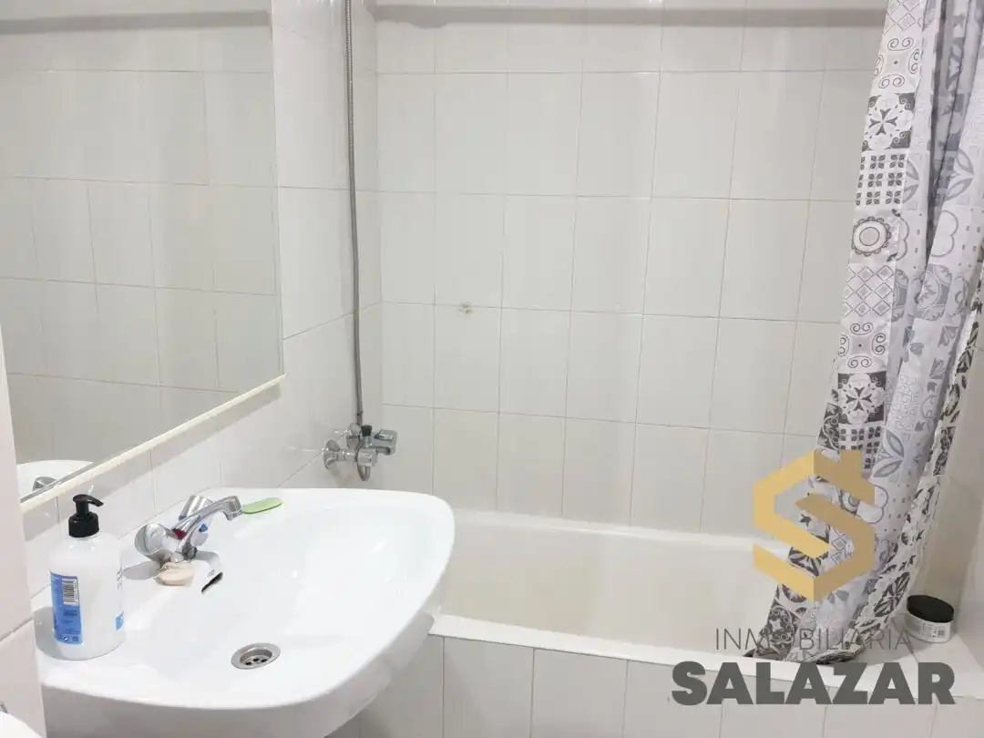 Baño de Piso de alquiler en Bilbao  con Calefacción y Balcón