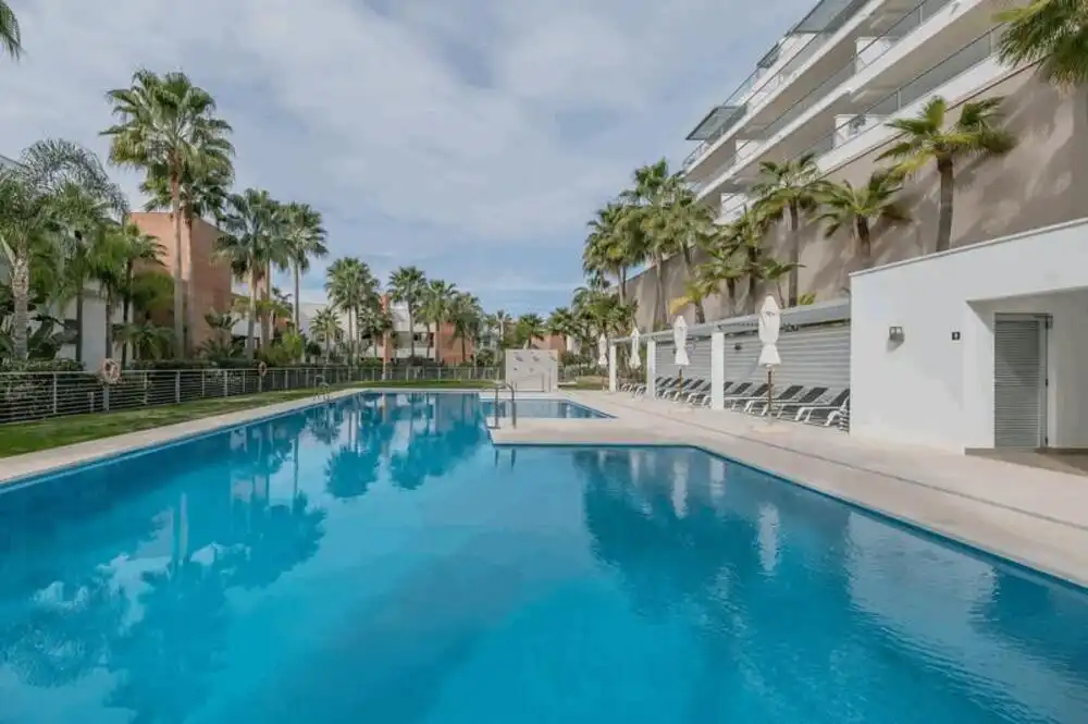 Schwimmbecken von Dachboden zur Miete in Benahavís mit Klimaanlage, Terrasse und Abstellraum