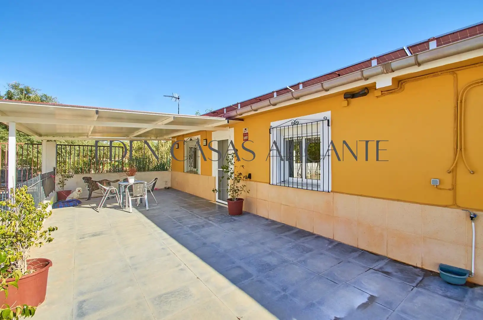 Vista exterior de Casa o xalet en venda en Alicante / Alacant amb Aire condicionat, Jardí privat i Terrassa