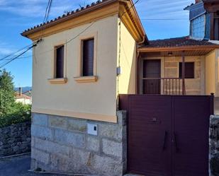 Vista exterior de Casa o xalet de lloguer en Toén amb Terrassa i Balcó