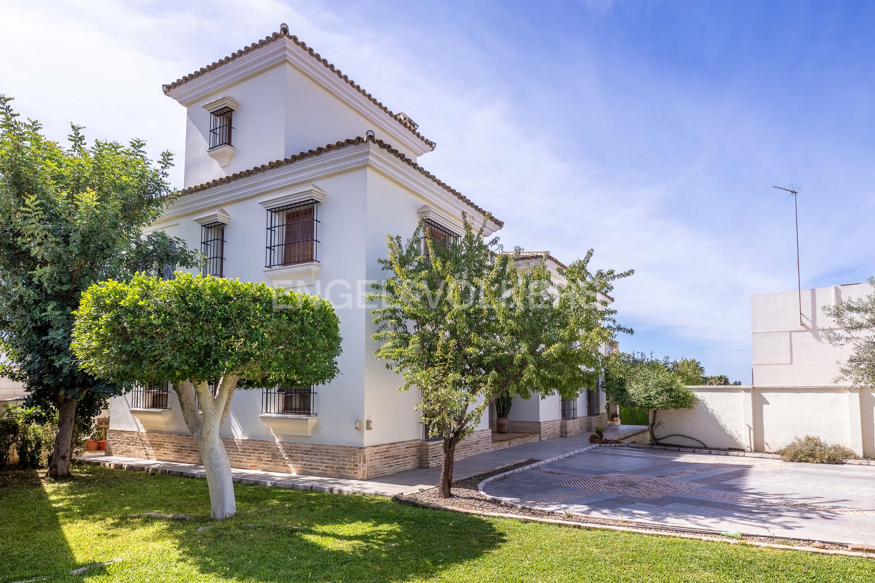 Vista exterior de Casa o xalet en venda en Sanlúcar la Mayor amb Aire condicionat, Calefacció i Jardí privat