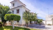 Vista exterior de Casa o xalet en venda en Sanlúcar la Mayor amb Aire condicionat, Calefacció i Jardí privat