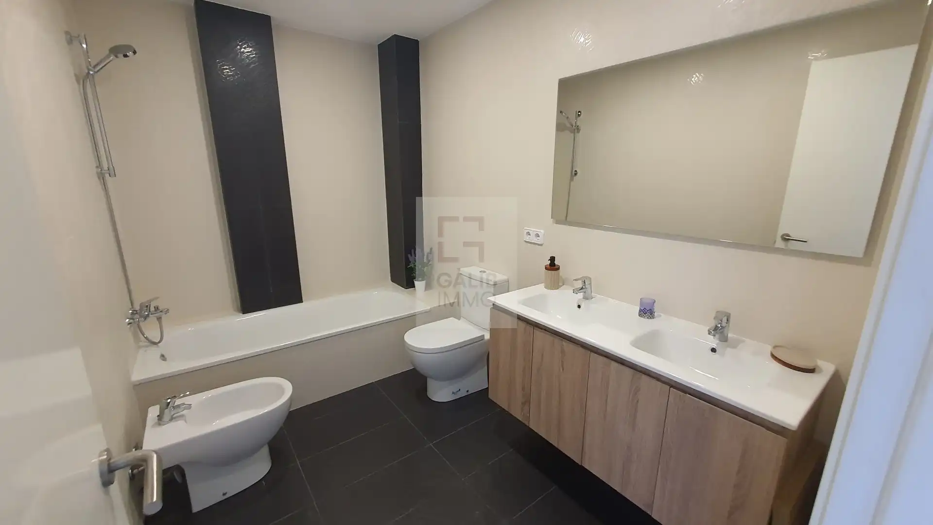 Badezimmer von Einfamilien-Reihenhaus zum Verkauf in Empuriabrava mit Klimaanlage, Terrasse und Möbliert