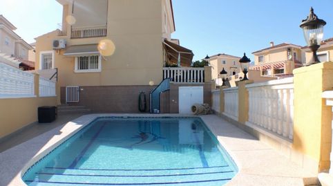 Chalet independiente con gran saloacuten comedor, cuatro dormitorios, cocina independiente con galeriacutea, terraza 20 m2, ampnbs