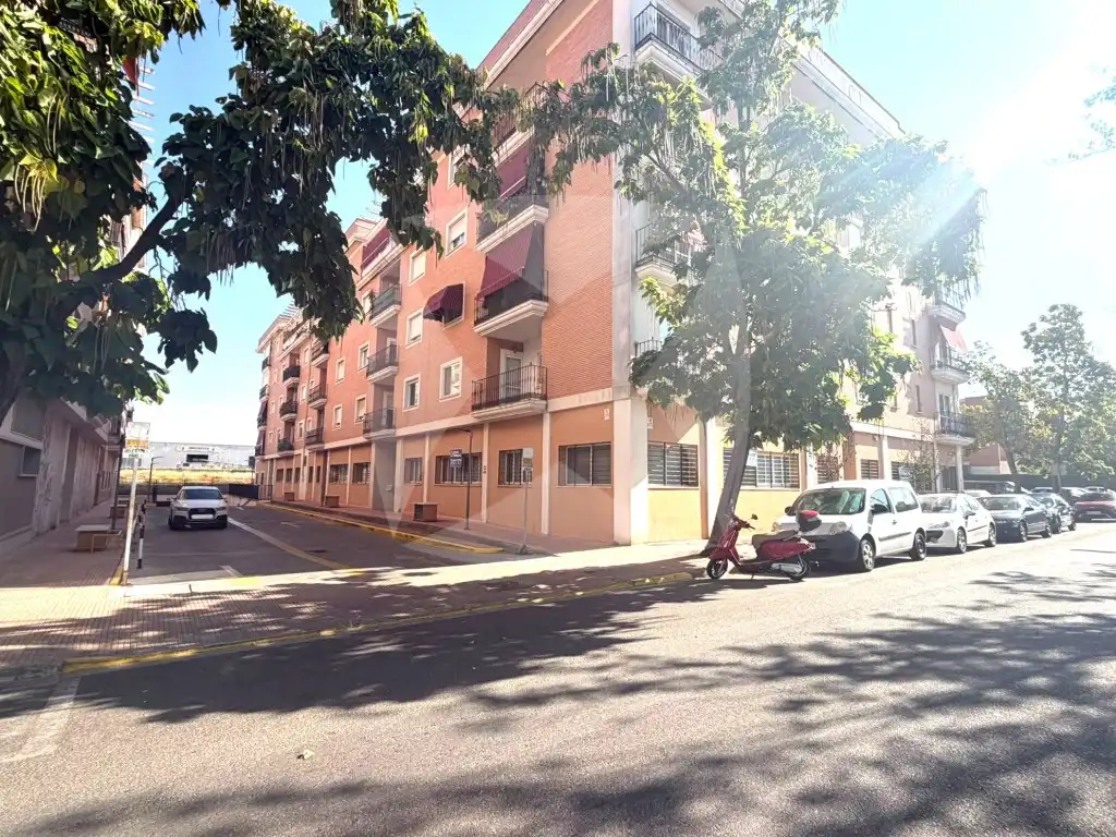Vista exterior de Local de lloguer en Badajoz amb Aire condicionat
