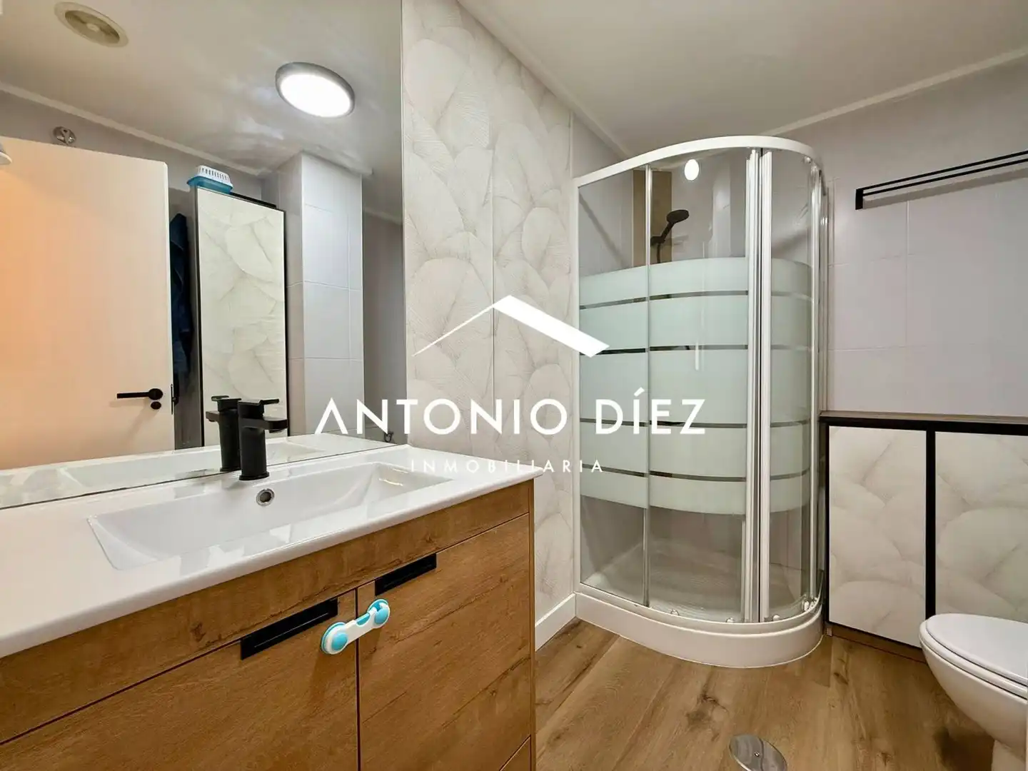 Bathroom of Flat for sale in Aspe  with Air Conditioner, Heating and Storage room