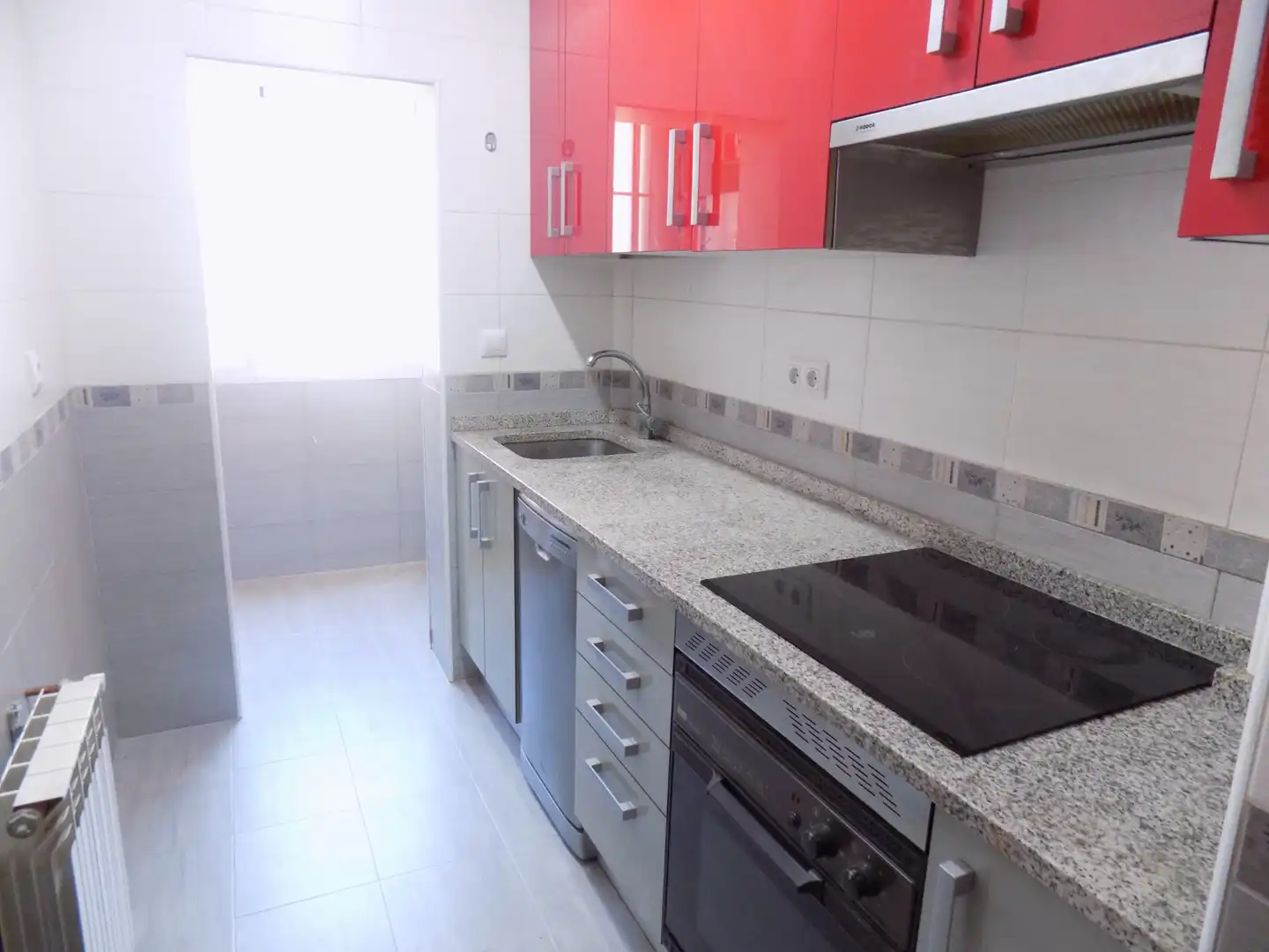 Cuina de Pis de lloguer en Madrid amb Calefacció, Terrassa i Forn