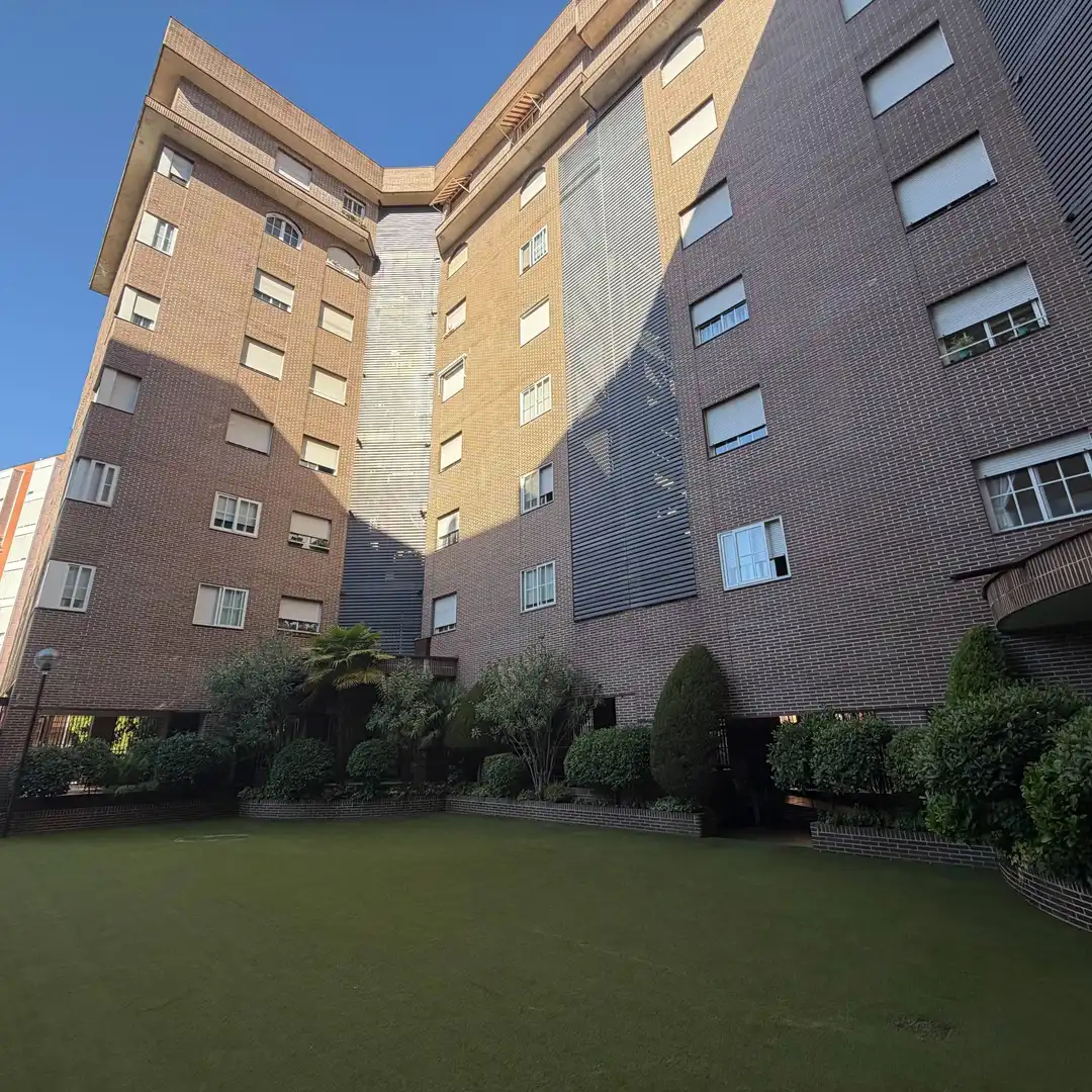 Vista exterior de Piso en venta en Madrid con Piscina comunitaria