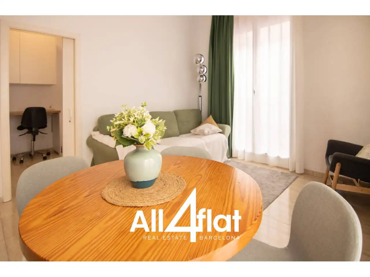 Living room of Flat for sale in Barcelona  with Air Conditioner, Furnished and Balcony