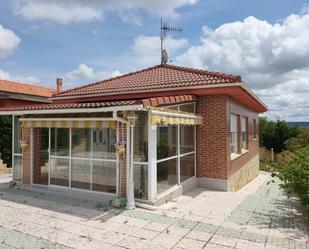Vista exterior de Casa o xalet en venda en Husillos  amb Calefacció i Jardí privat