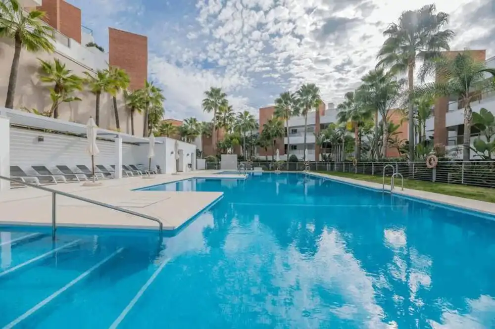 Schwimmbecken von Dachboden zur Miete in Benahavís mit Klimaanlage, Terrasse und Abstellraum