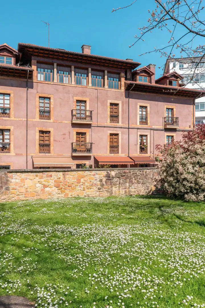 Vista exterior de Pis en venda en Oviedo  amb Calefacció, Moblat i Balcó