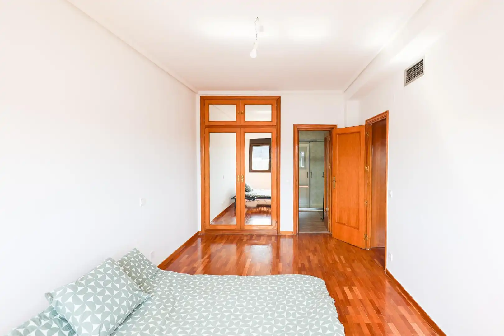 Dormitori de Apartament de lloguer en Madrid amb Aire condicionat, Calefacció i Parquet
