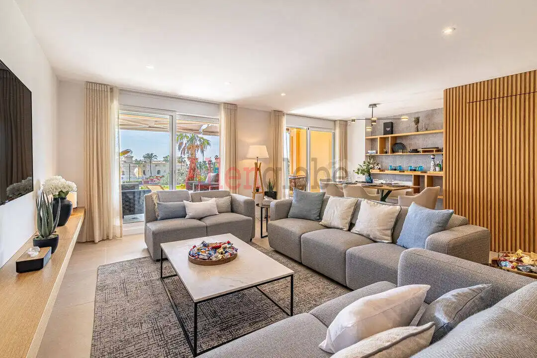 Sala de estar de Casa adosada en venta en Estepona con Aire acondicionado, Calefacción y Jardín privado